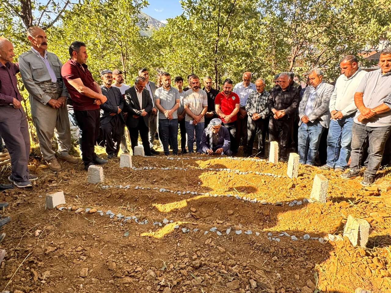Uzman çavuşun katlettiği aile yan yana toprağa verildi 7